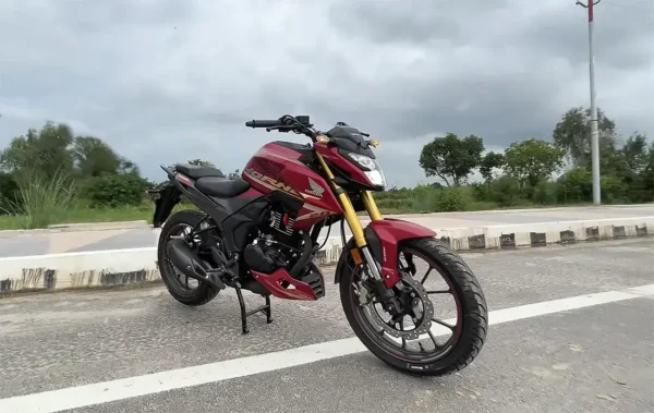 red girl with performer Honda Hornet 2.0 best bike